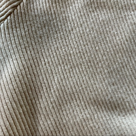 🆕 The Damzellah Button Accent Sweater - Picture 10 of 10